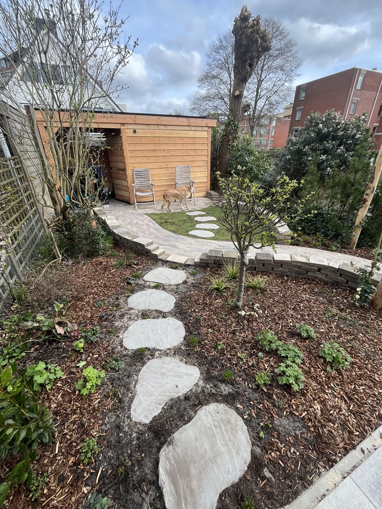 Knusse tuin aan het water (na)