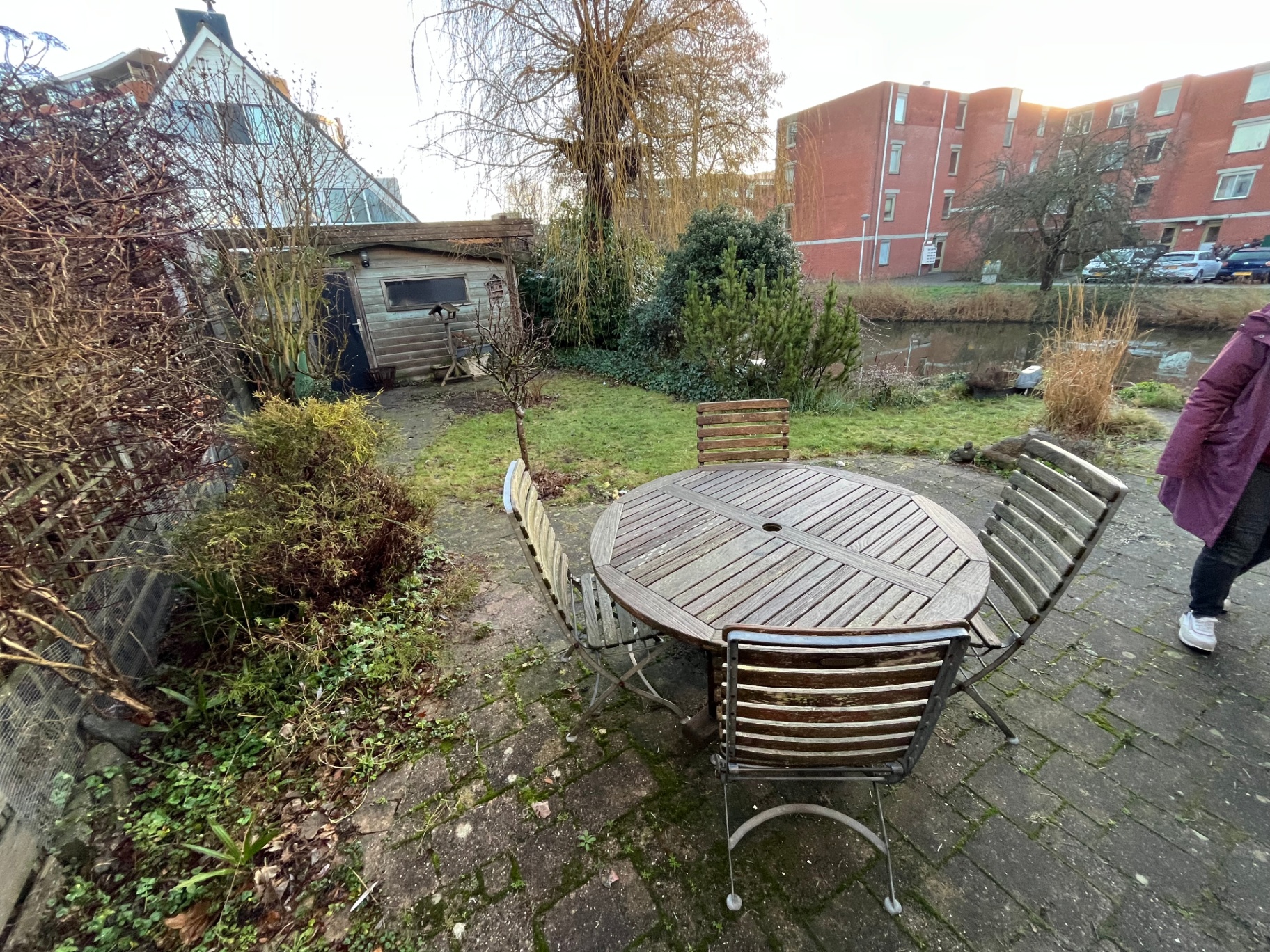 Knusse tuin aan het water (voor)
