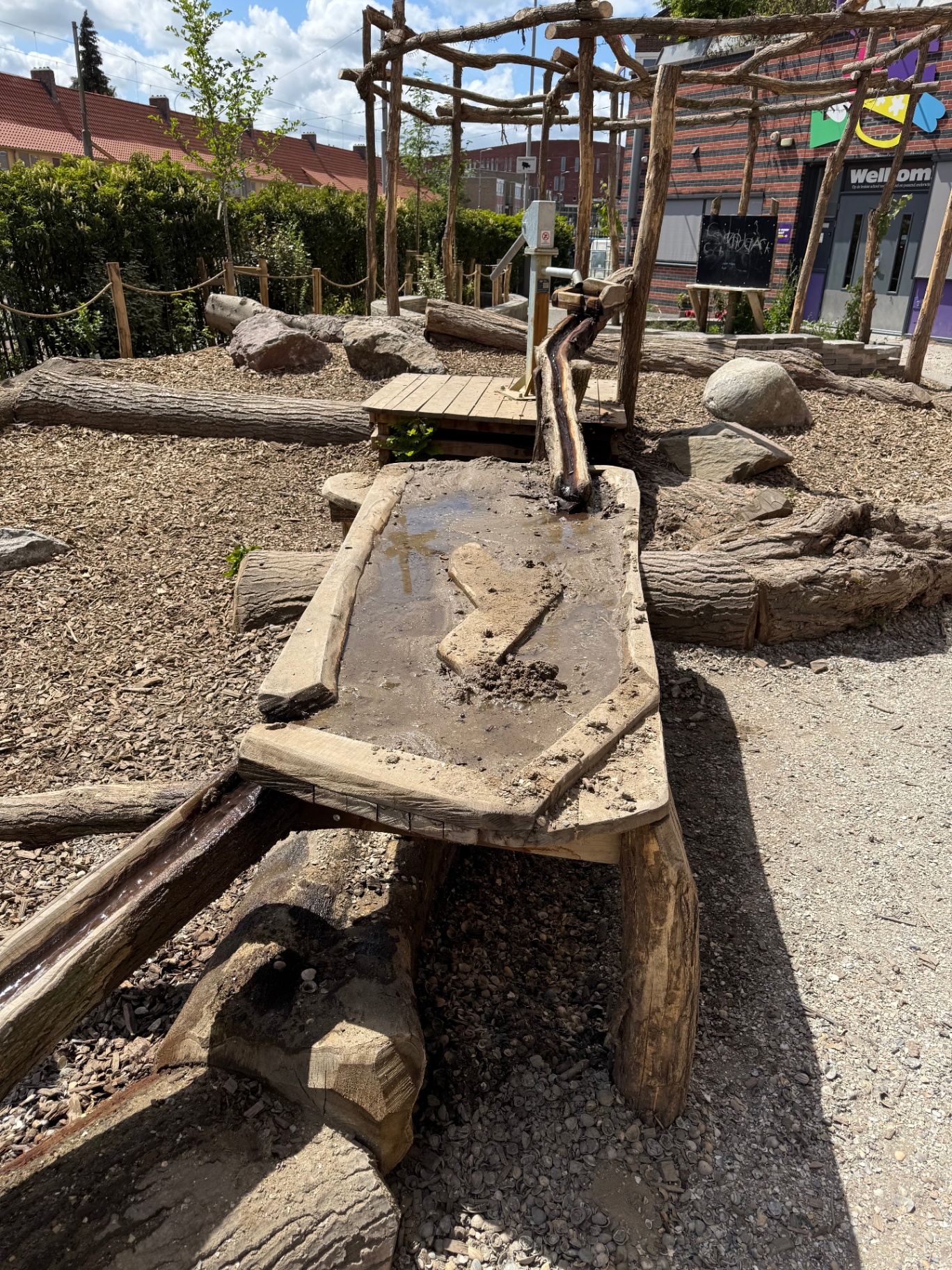 Modderkeuken op schoolplein