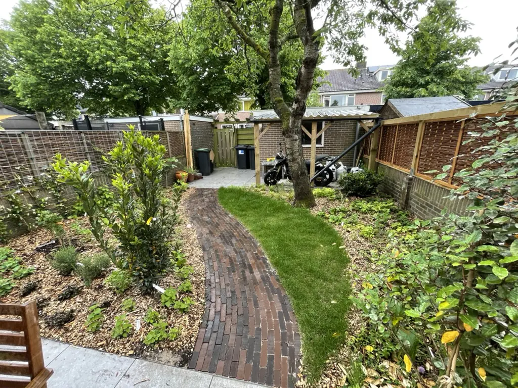 Kronkelend pad door de nieuwe tuin