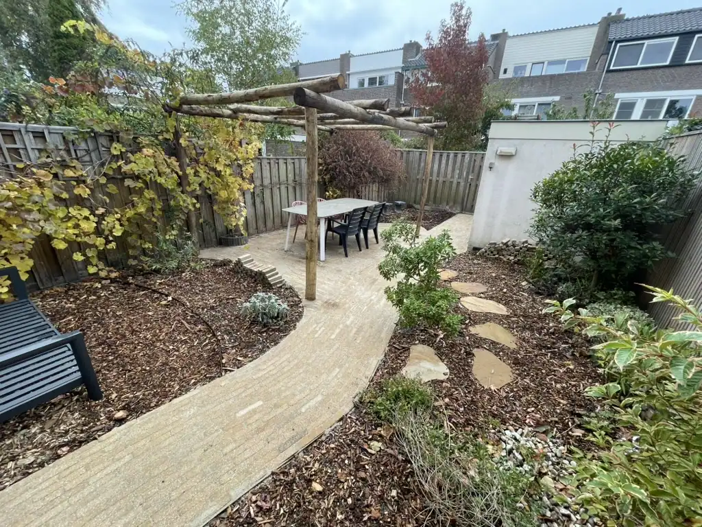 Tuin met wadi