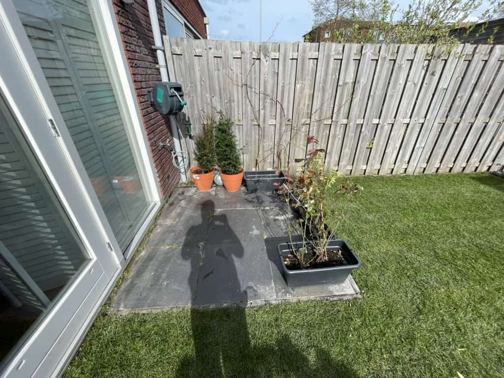 Gazon, planten en tuinschutting in nieuwe tuin