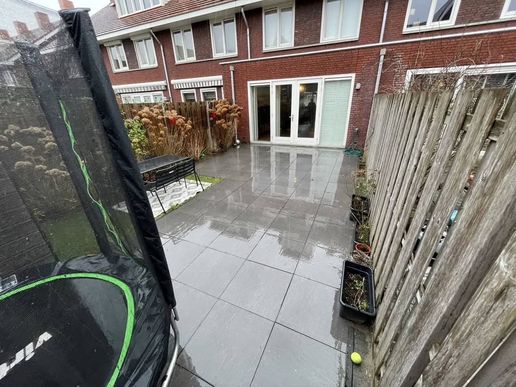 Onderhoudsvrije tuin met regenwateropvang en moestuinbakken