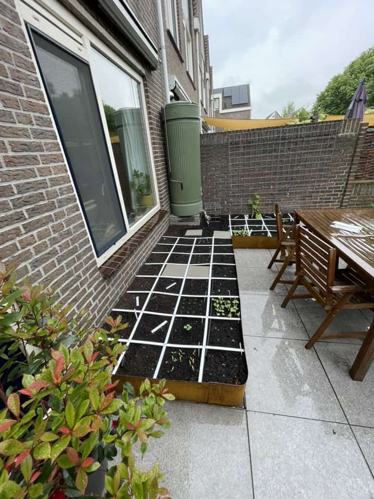 Verhoogde moestuinbakken met buitenmeubilair