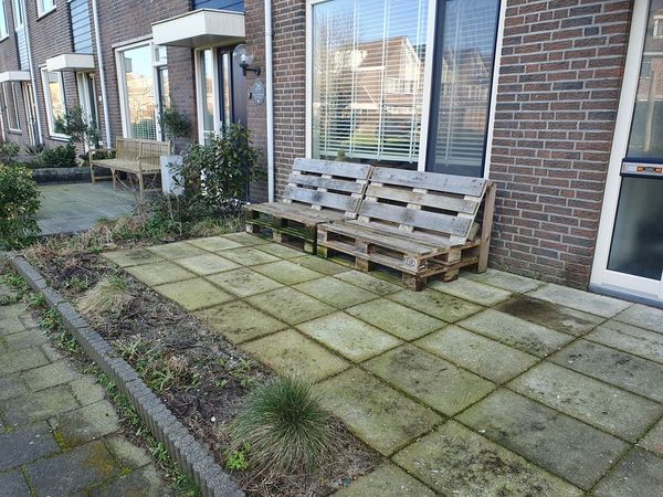 Oud stenen terras met mos
