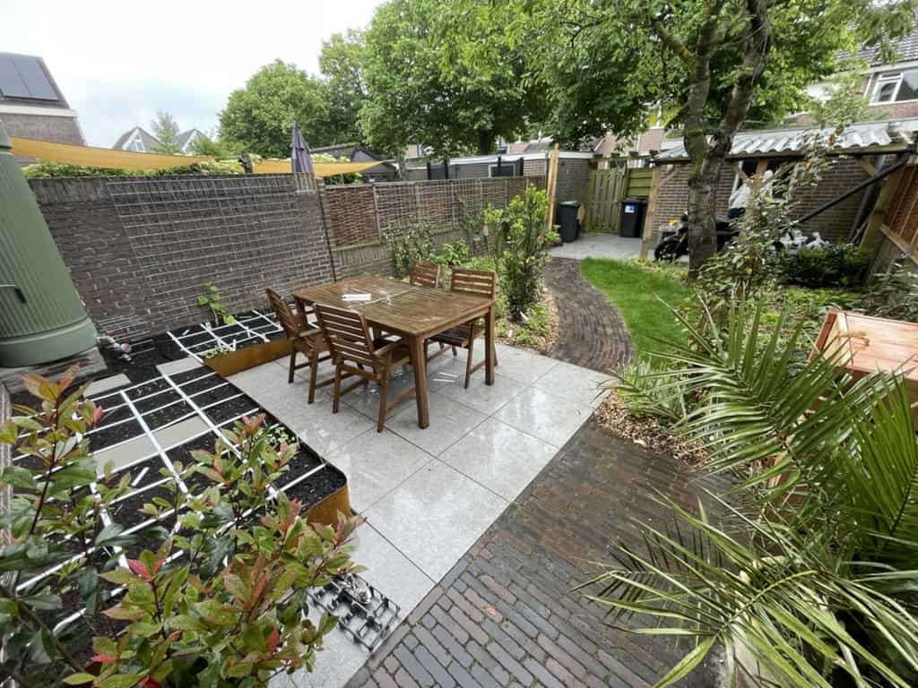 Houten eetset met groenblijvende planten