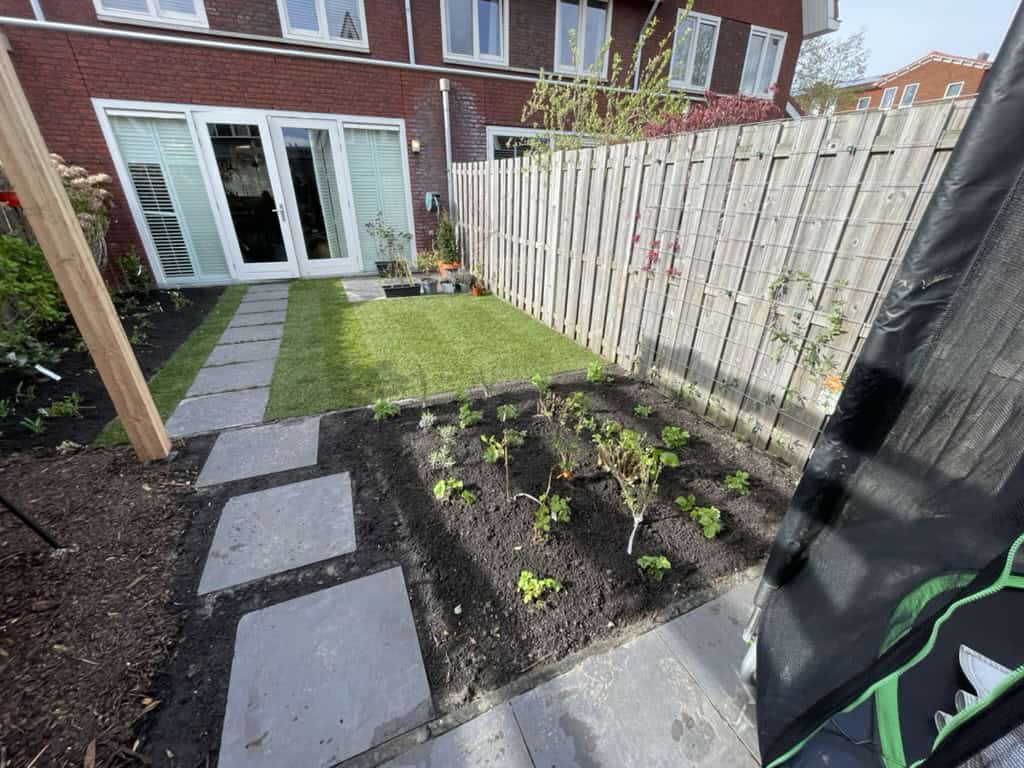 Tegelpad met aarden bed in stadstuin