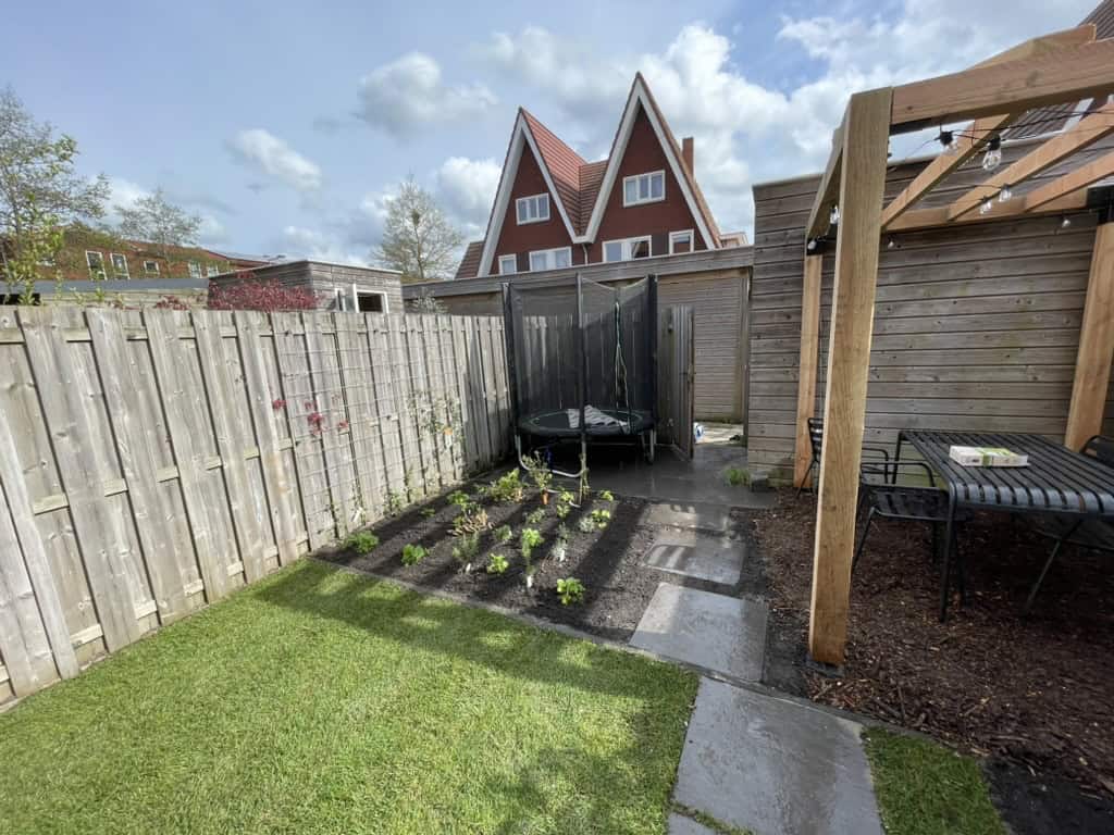 Groentekweek met houten privacy-schutting en zithoek