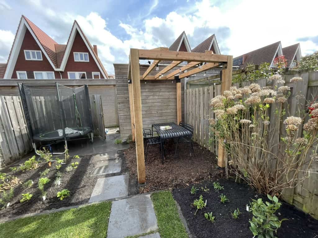 Tuinhuis en moestuin in de groene achtertuin
