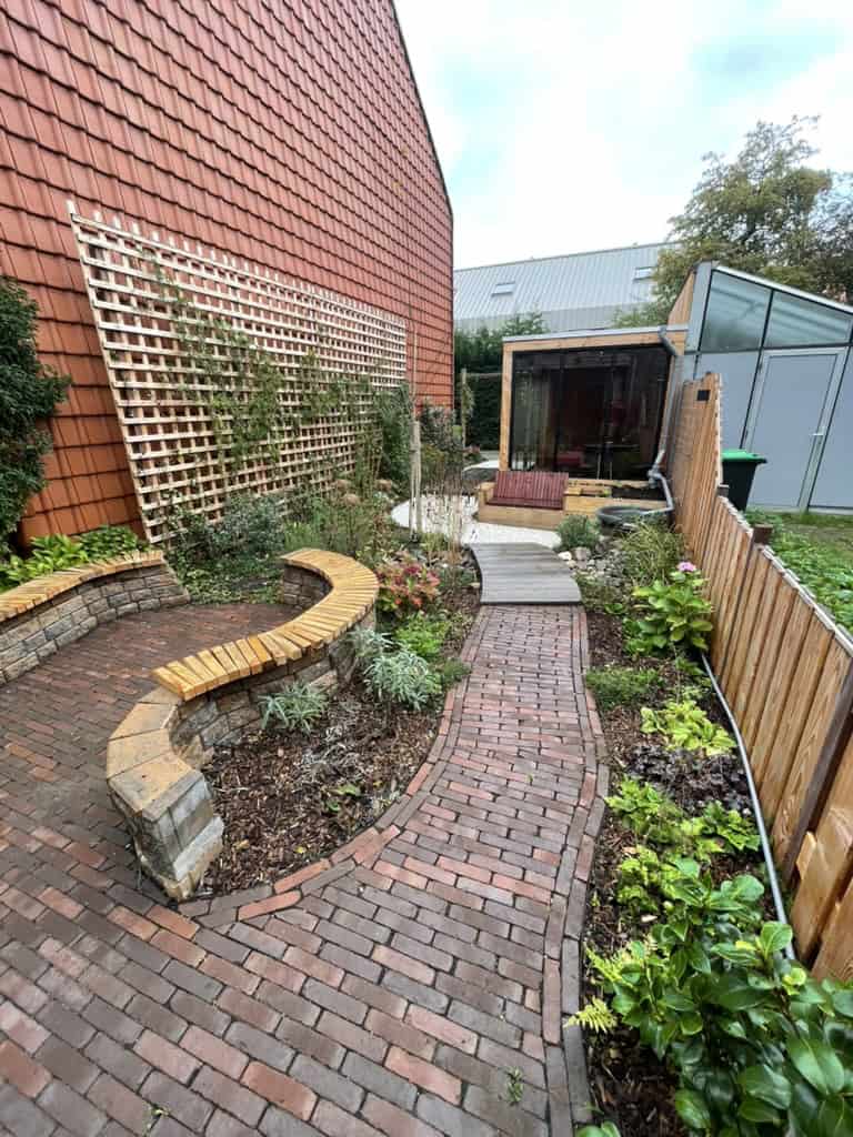 Bodemvriendelijk tuinpad met natuurlijke materialen