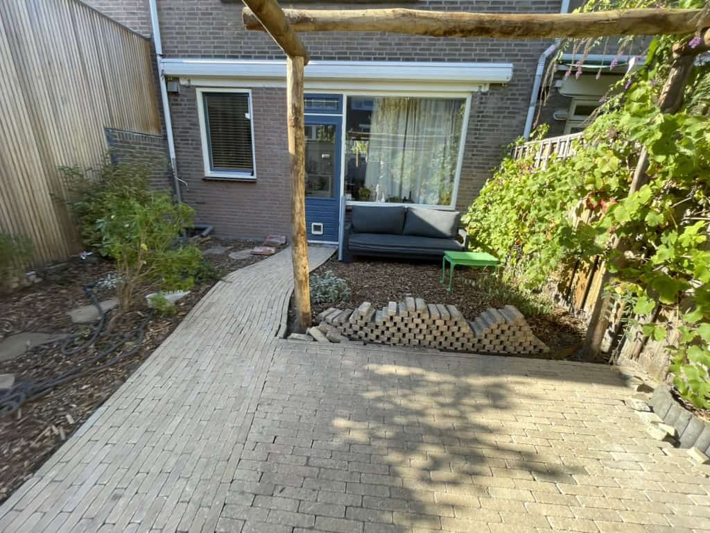 Knus terras met natuurlijke begroeiing
