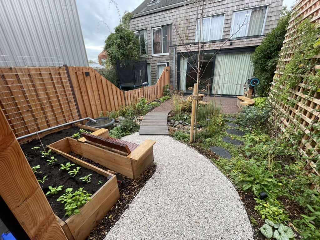 Houten plantenbakken en sierlijke terrasbestrating