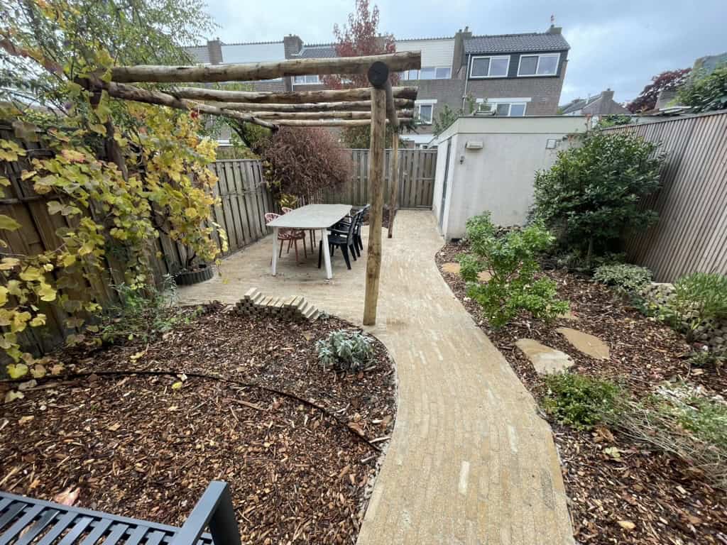 Zithoek met houten pergola en gevarieerde paden