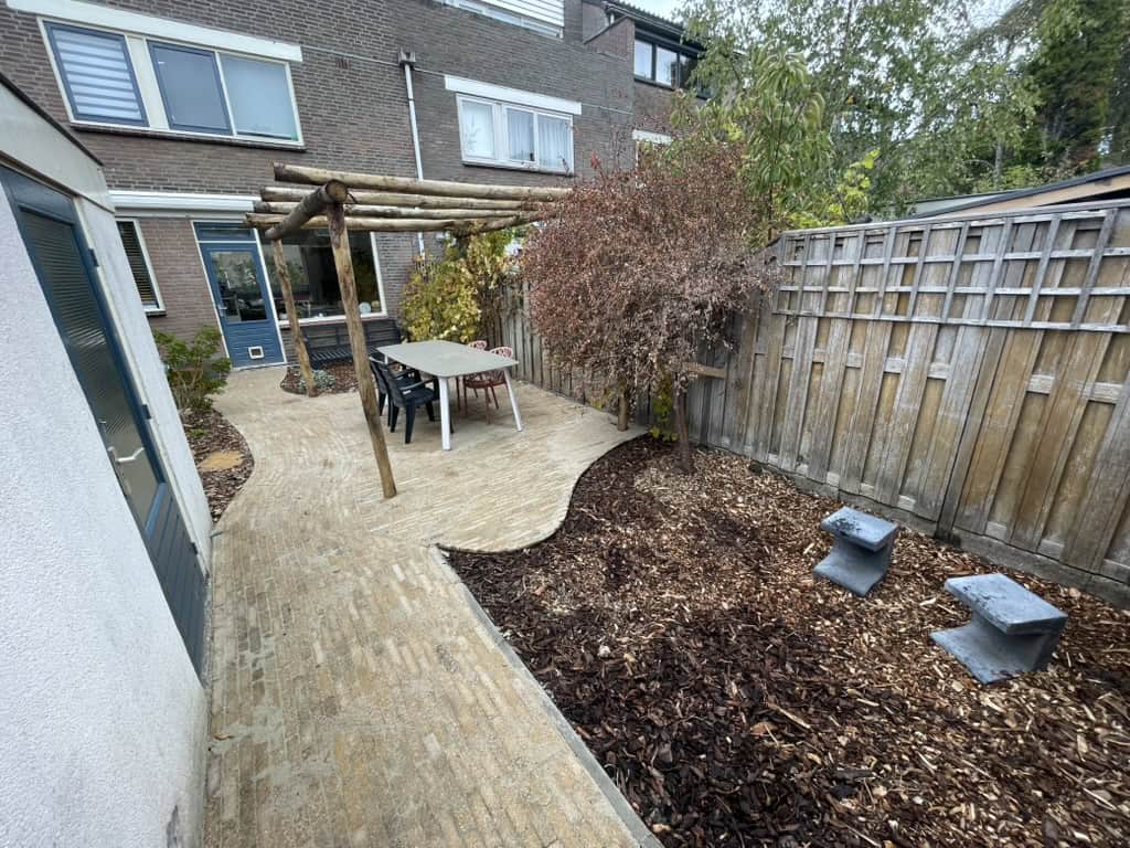 Pergola met zitplaatsen en gevarieerd groen