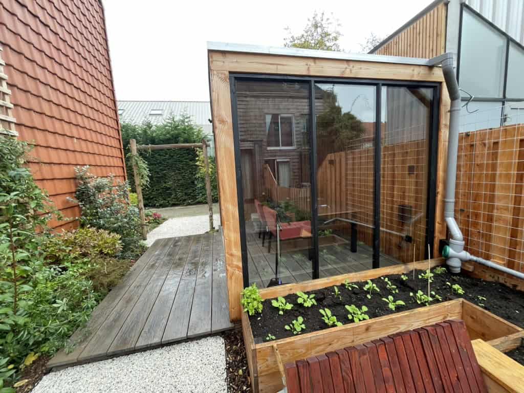 Kleine kas met houten frame