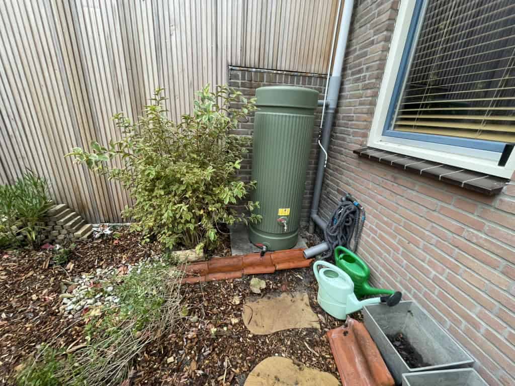 Regenton tussen de planten