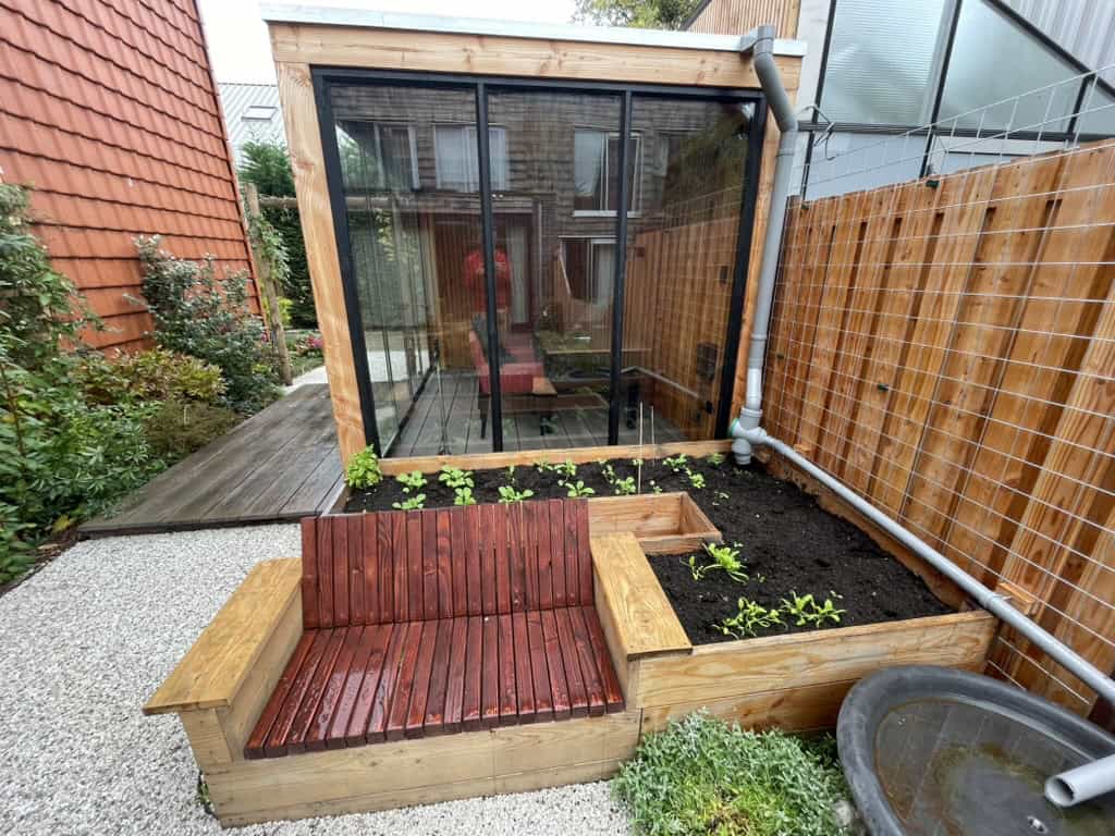 Verhoogde moestuinbak met loungeplek