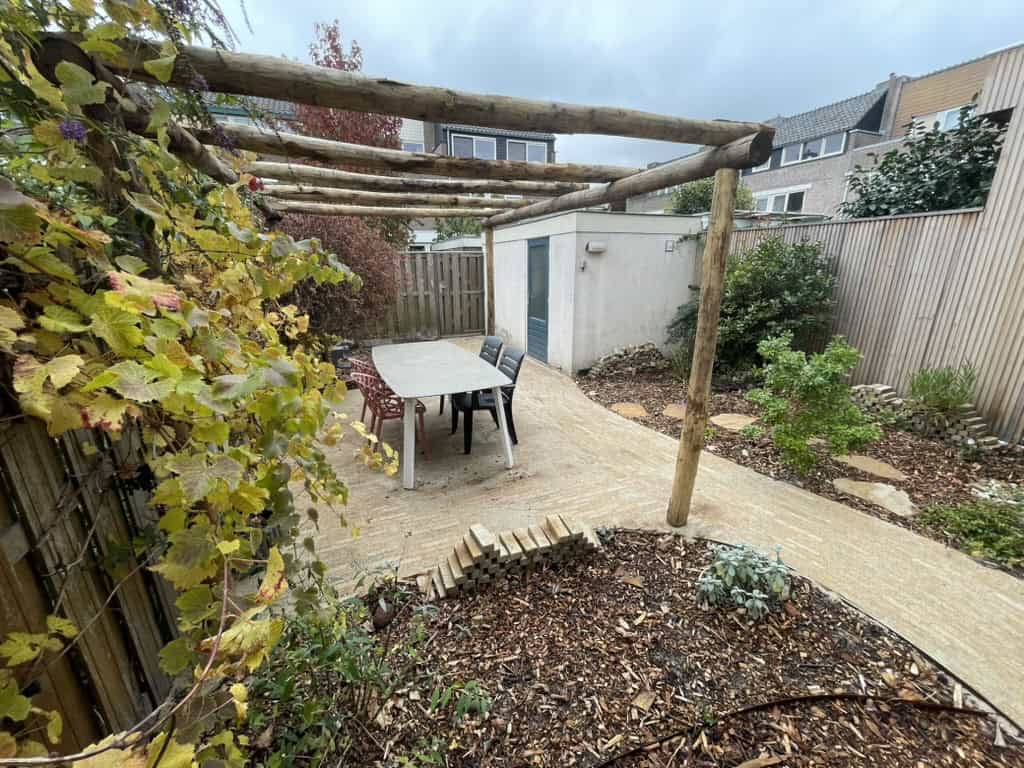 Pergola met zitplek en duurzame beplanting