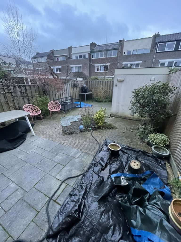 De oorspronkelijke tuin met gereedschap en planten