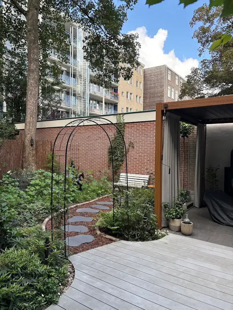 Natuurlijke bestrating met groene regenwatertuin