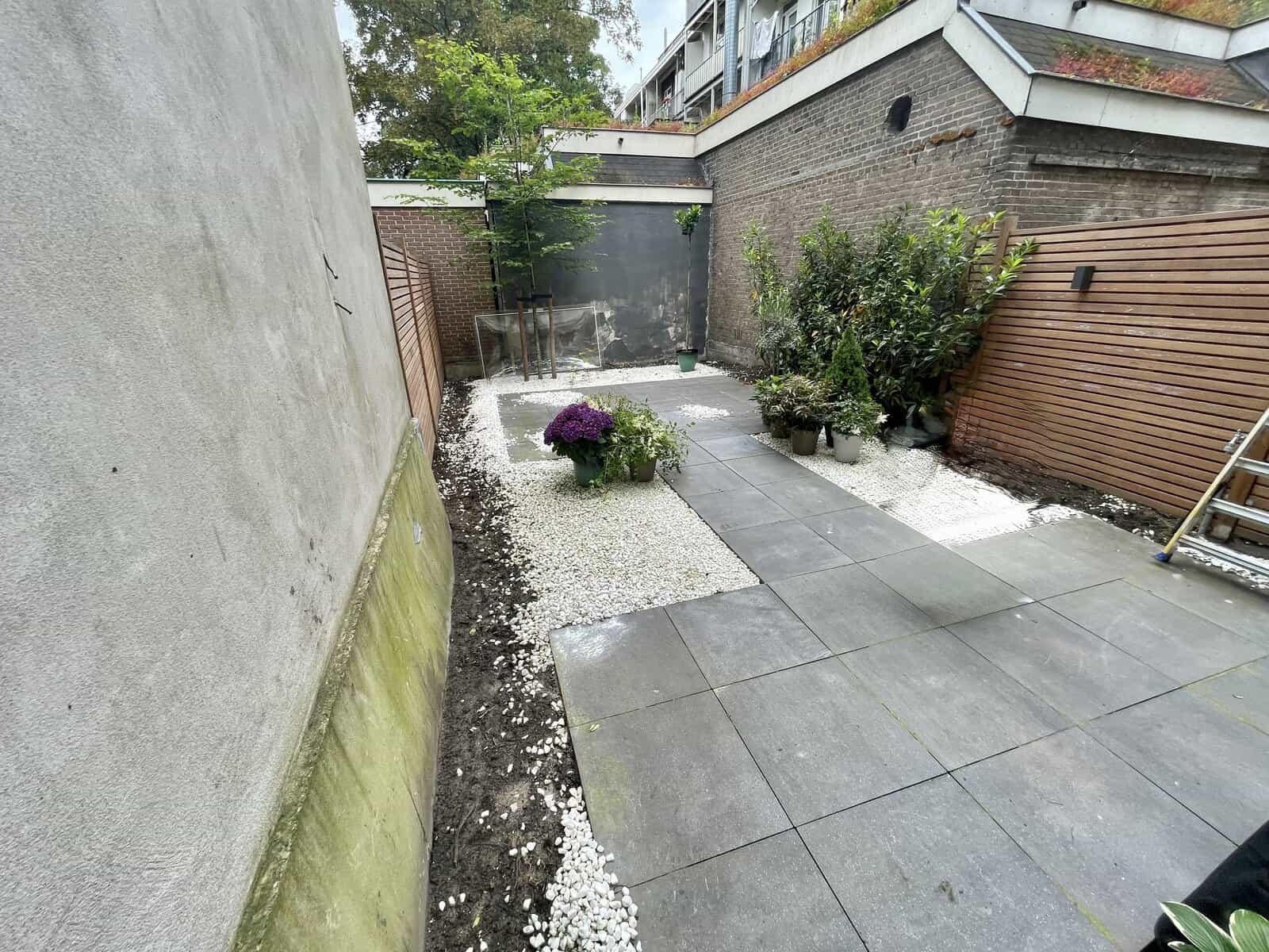 Bestaande tuin met veel tegels en weinig groen