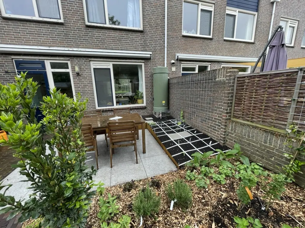 Verhoogde plantenbakken en houten terras